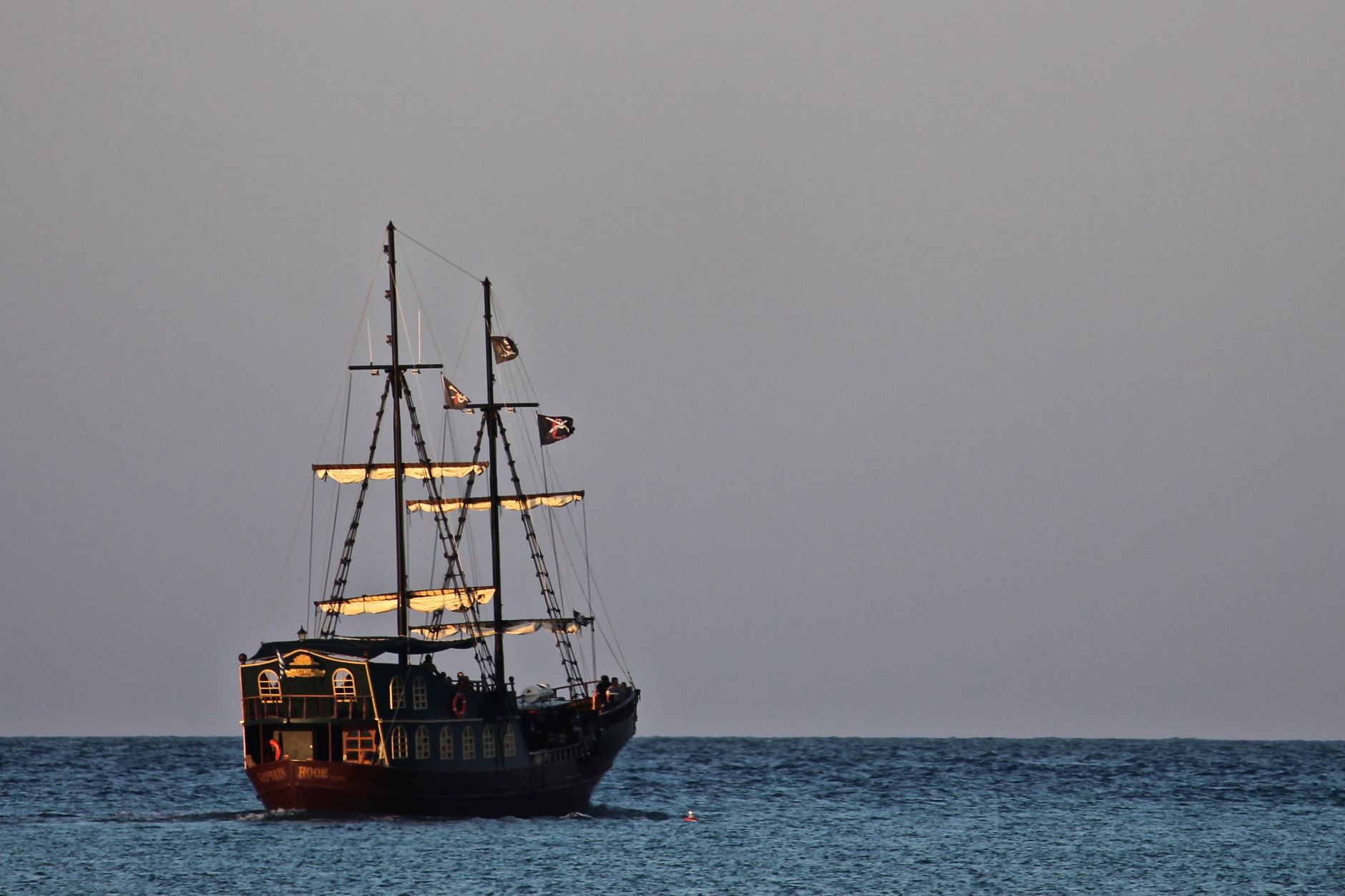 Barco velero navegando entre olas del océano, el escenario constante de las aventuras pirata de One Piece