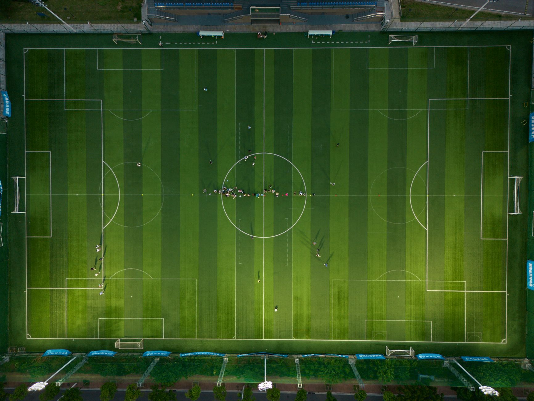 Vista aérea de un campo de fútbol con césped recién marcado