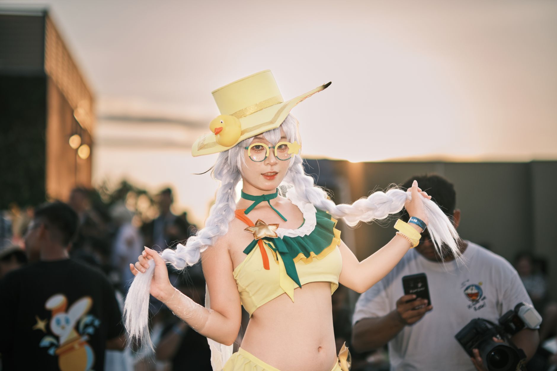 Fans de anime y cultura pop japonesa en una convención, ambiente similar al de los eventos de Dragon Ball