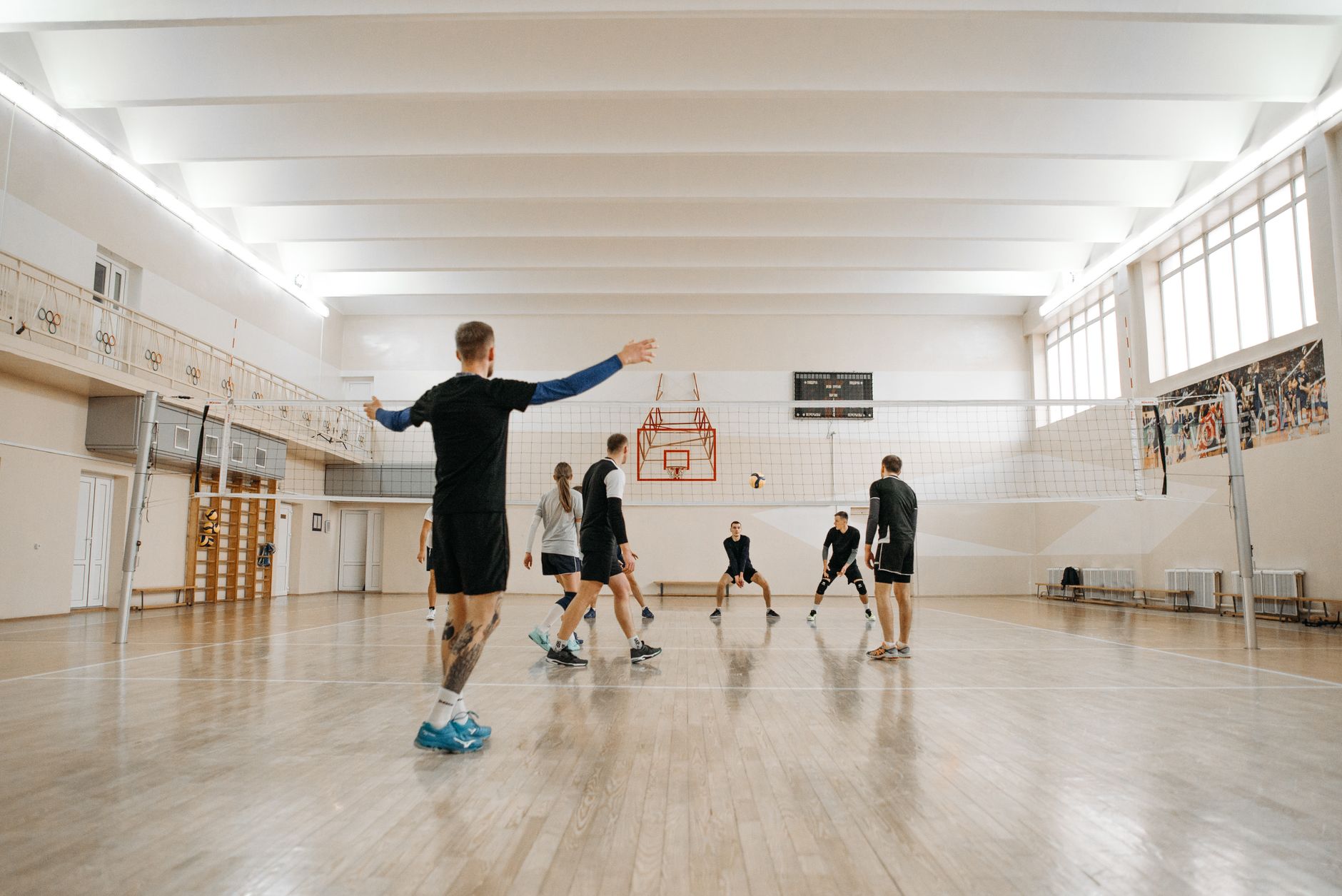 Equipo de voleibol de instituto entrenando en un gimnasio, la rutina de bukatsu real que vive Karasuno