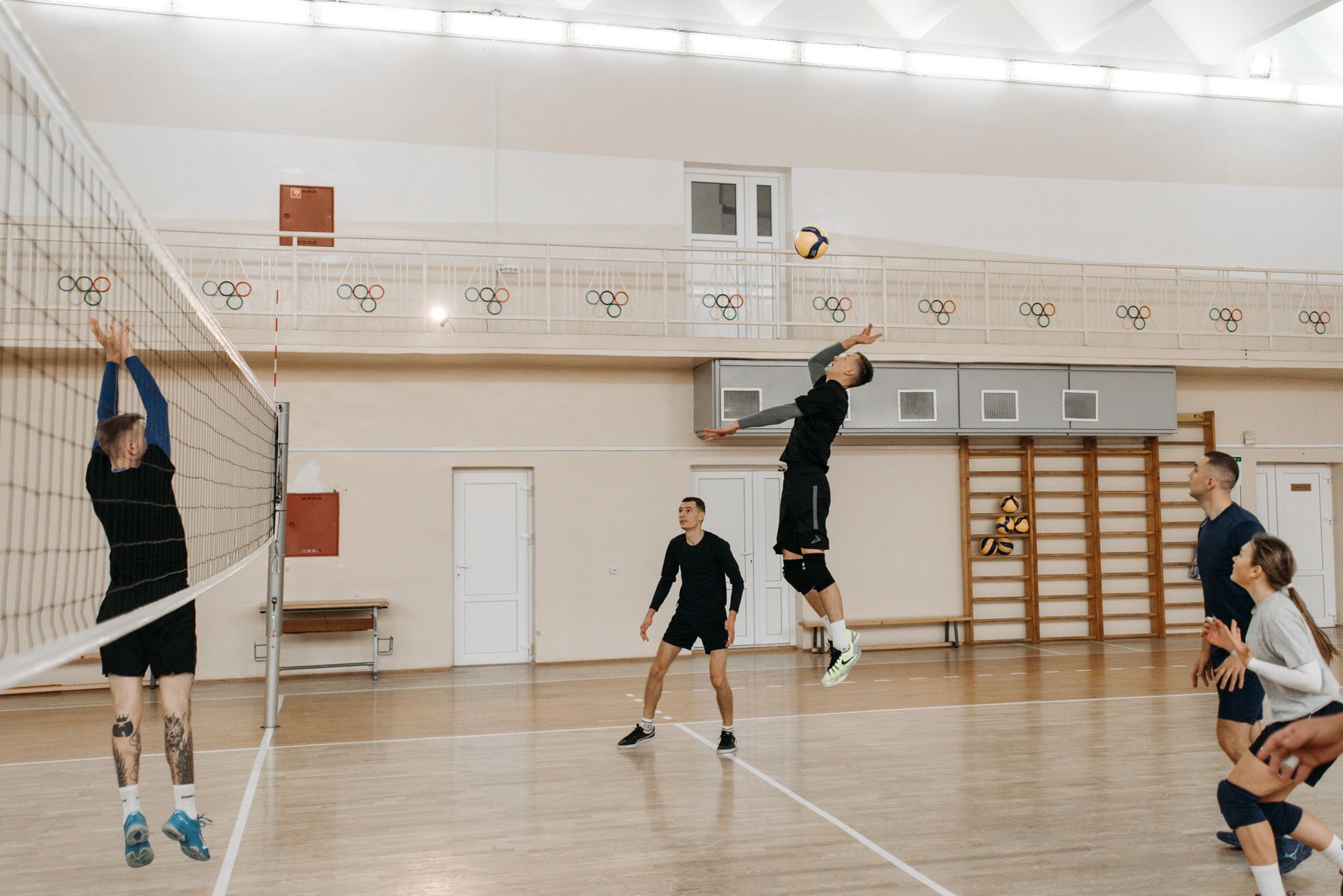 Cancha de voleibol vacía con la red tensada, el escenario de cada partido decisivo de Haikyu!!