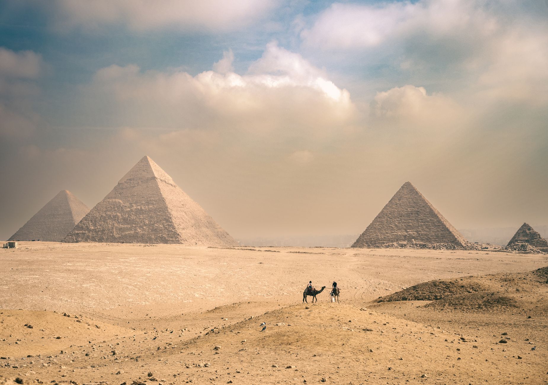 Piramides de Giza en el desierto egipcio, el escenario del viaje de Jotaro Kujo en Stardust Crusaders