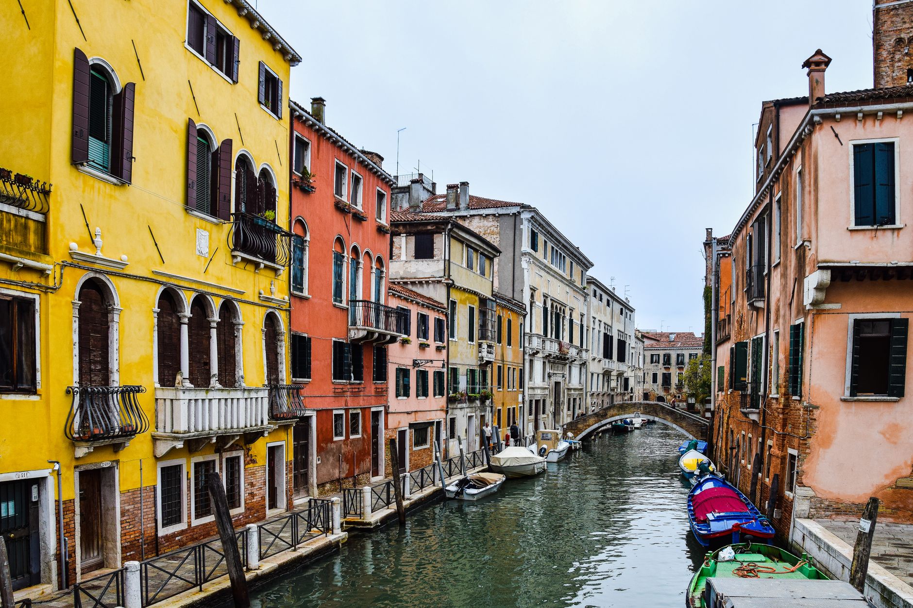 Canal veneciano con edificios de colores en Italia, escenario de Golden Wind (Vento Aureo)
