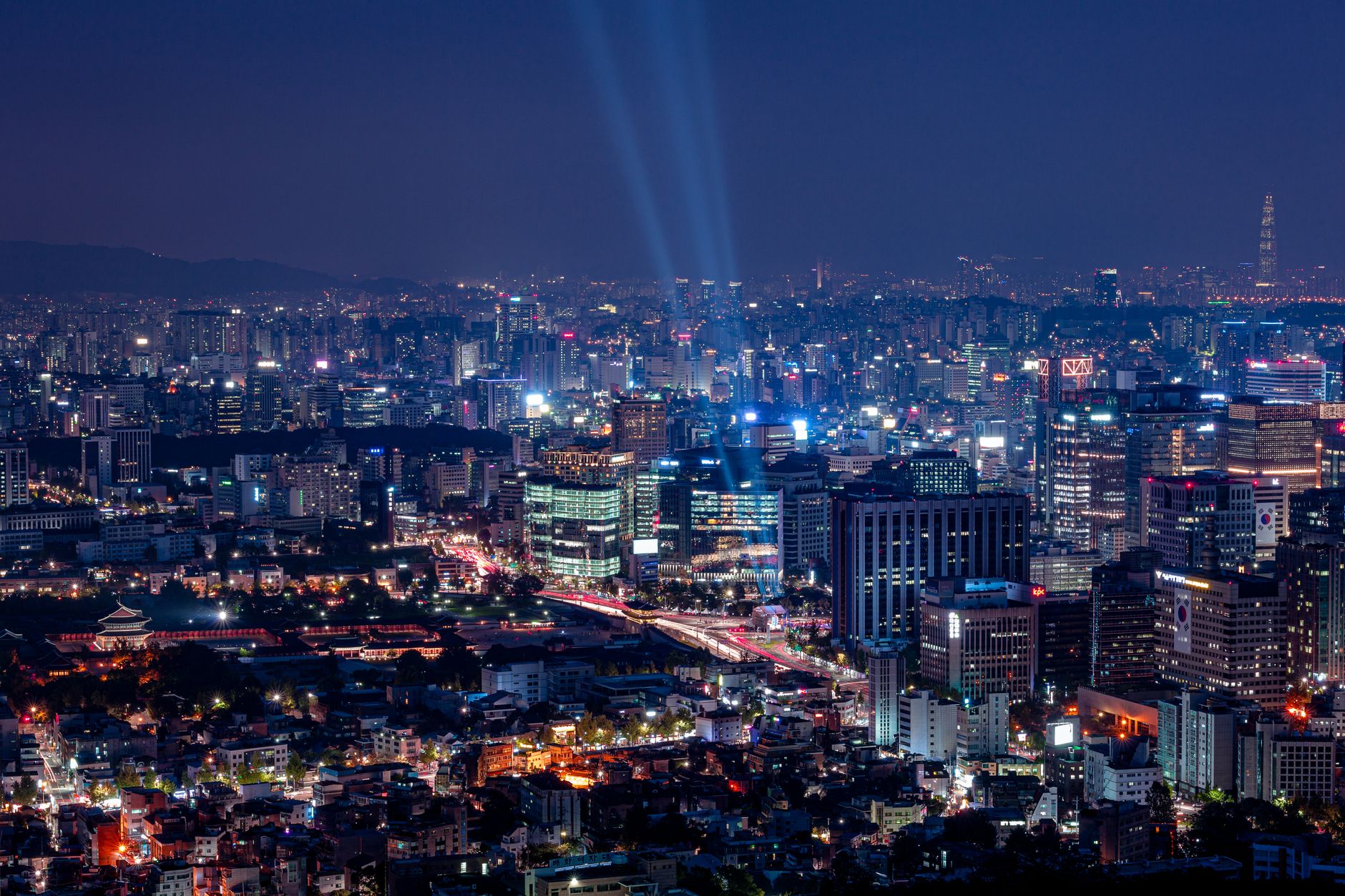 Skyline nocturno de Seúl, Corea del Sur, la ciudad donde transcurre la historia de Solo Leveling