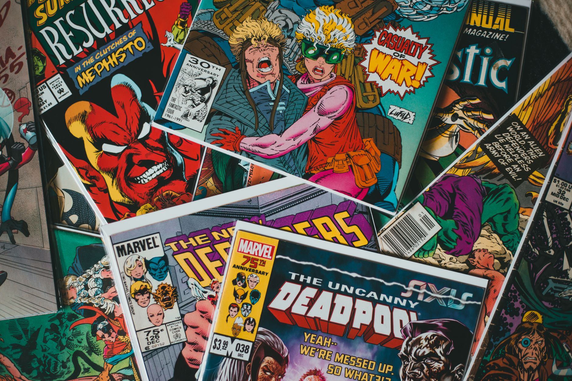 Pila de cómics y libros ilustrando la variedad de revistas y demografías del manga