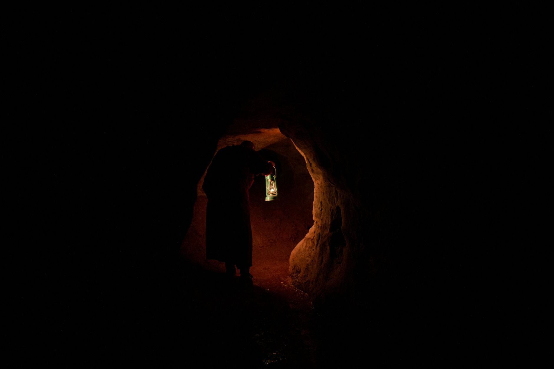 Cueva oscura con antorchas encendidas, ambiente similar a las mazmorras y portales de Solo Leveling